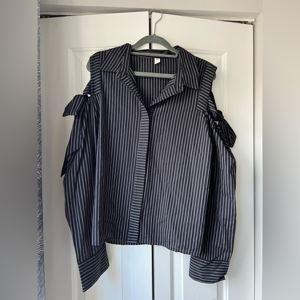 Bundle & Save [3 for 40$] 
BP Nordstrom Top Cold Shoulder Ties Size L
